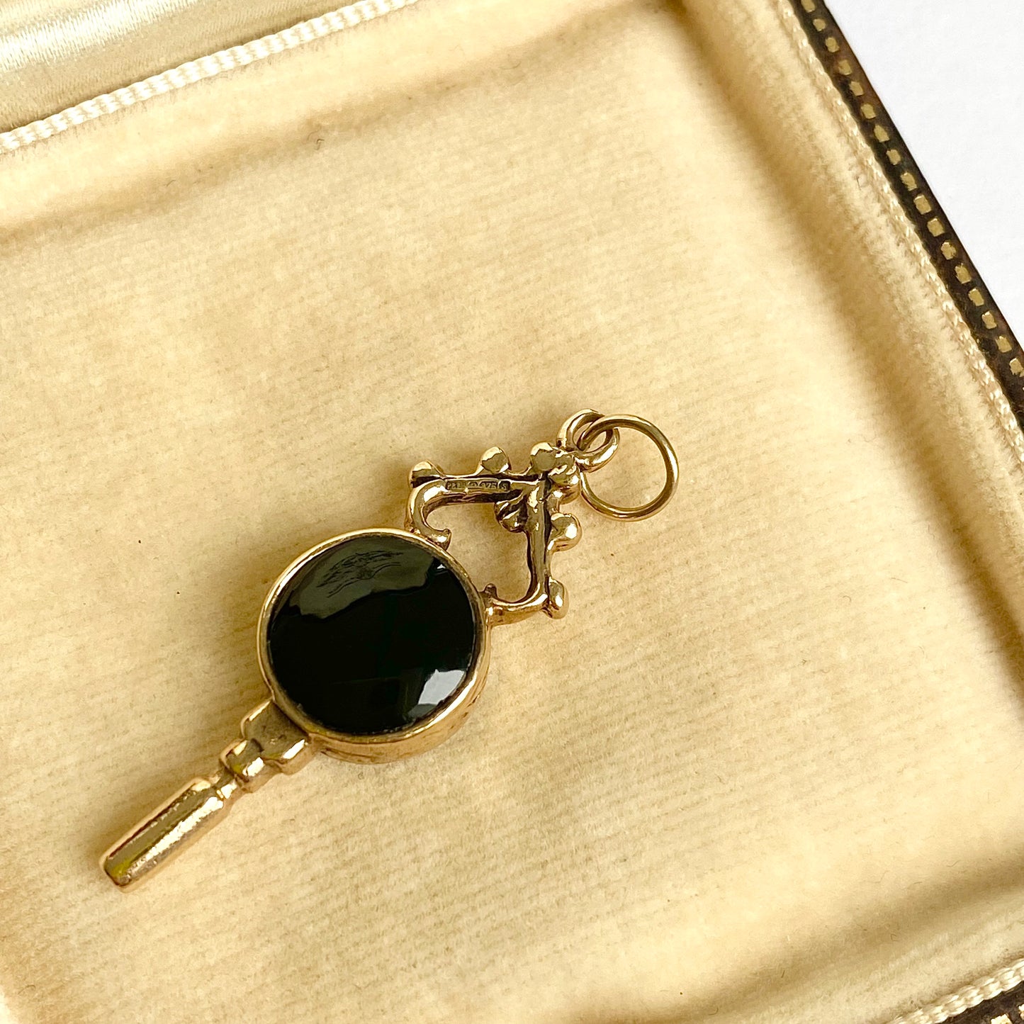 9ct Gold Mother of Pearl (MOP) & Onyx Watch Key