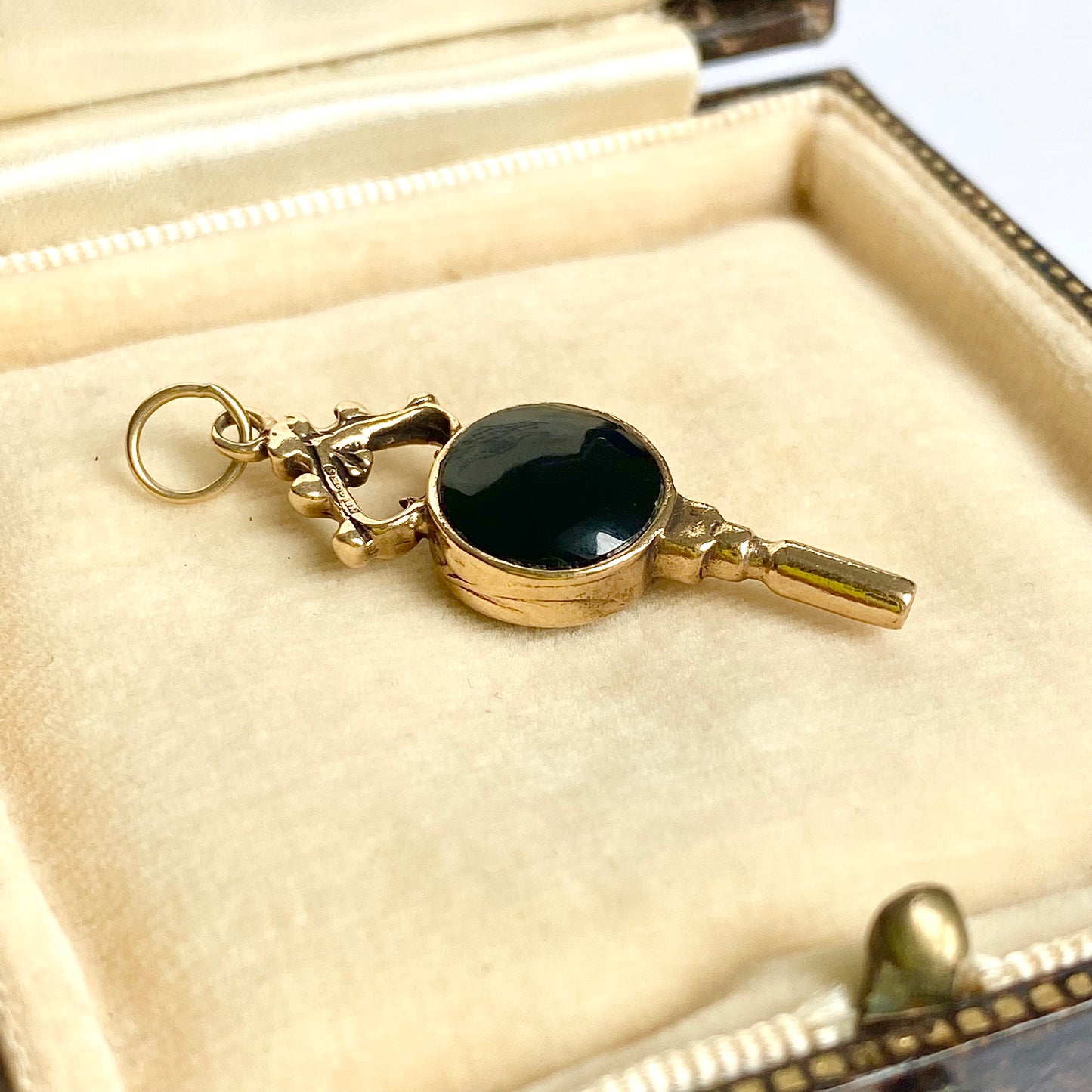 9ct Gold Mother of Pearl (MOP) & Onyx Watch Key