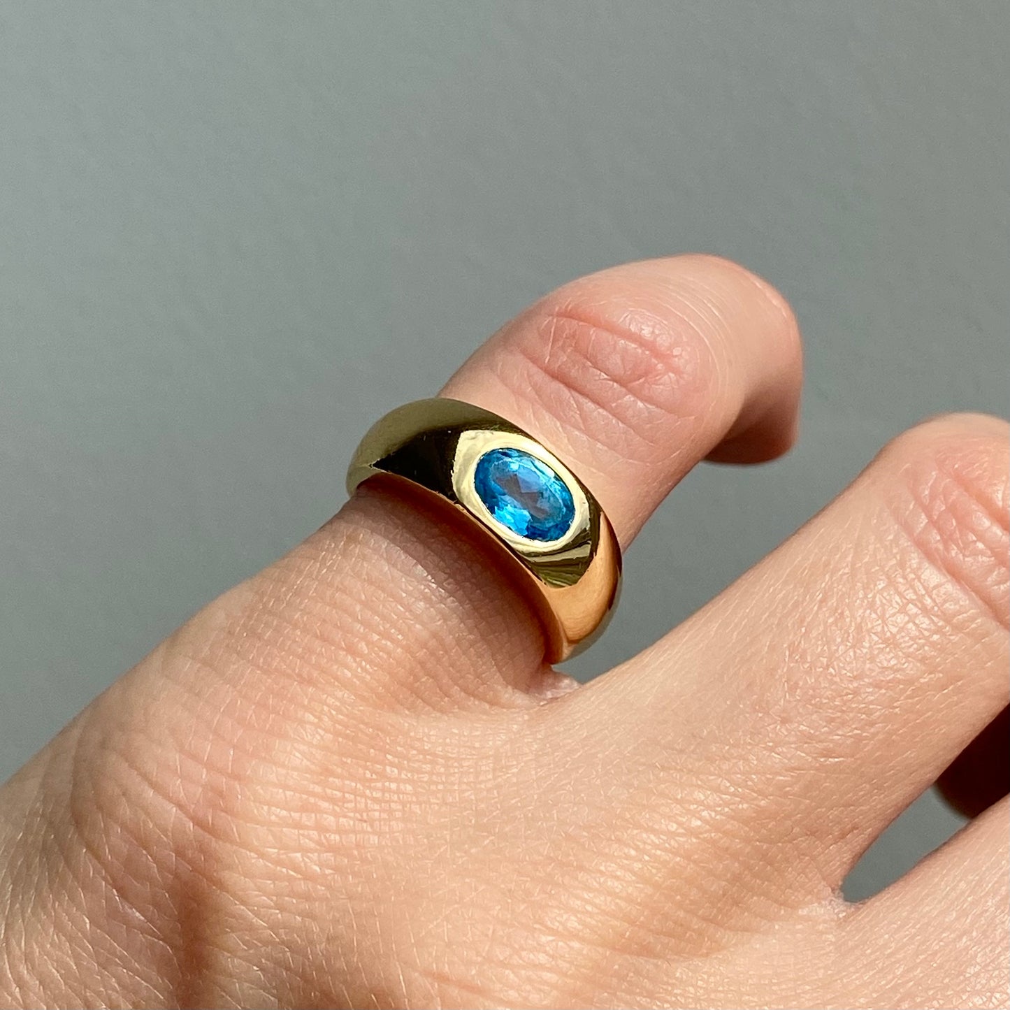 Gorgeous 18ct Gold and Bright Blue Spinel Ring  |  Size UK H