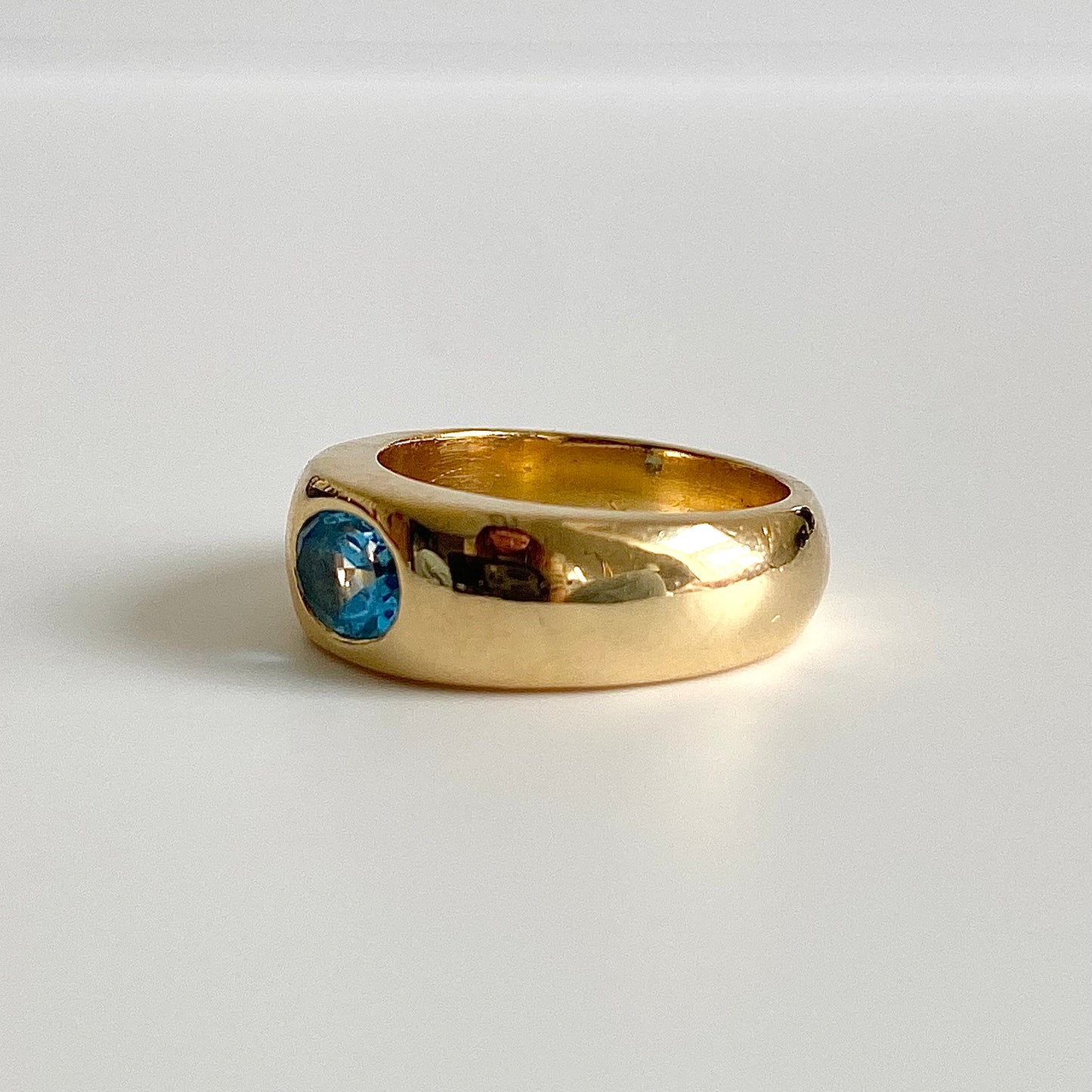 Gorgeous 18ct Gold and Bright Blue Spinel Ring  |  Size UK H