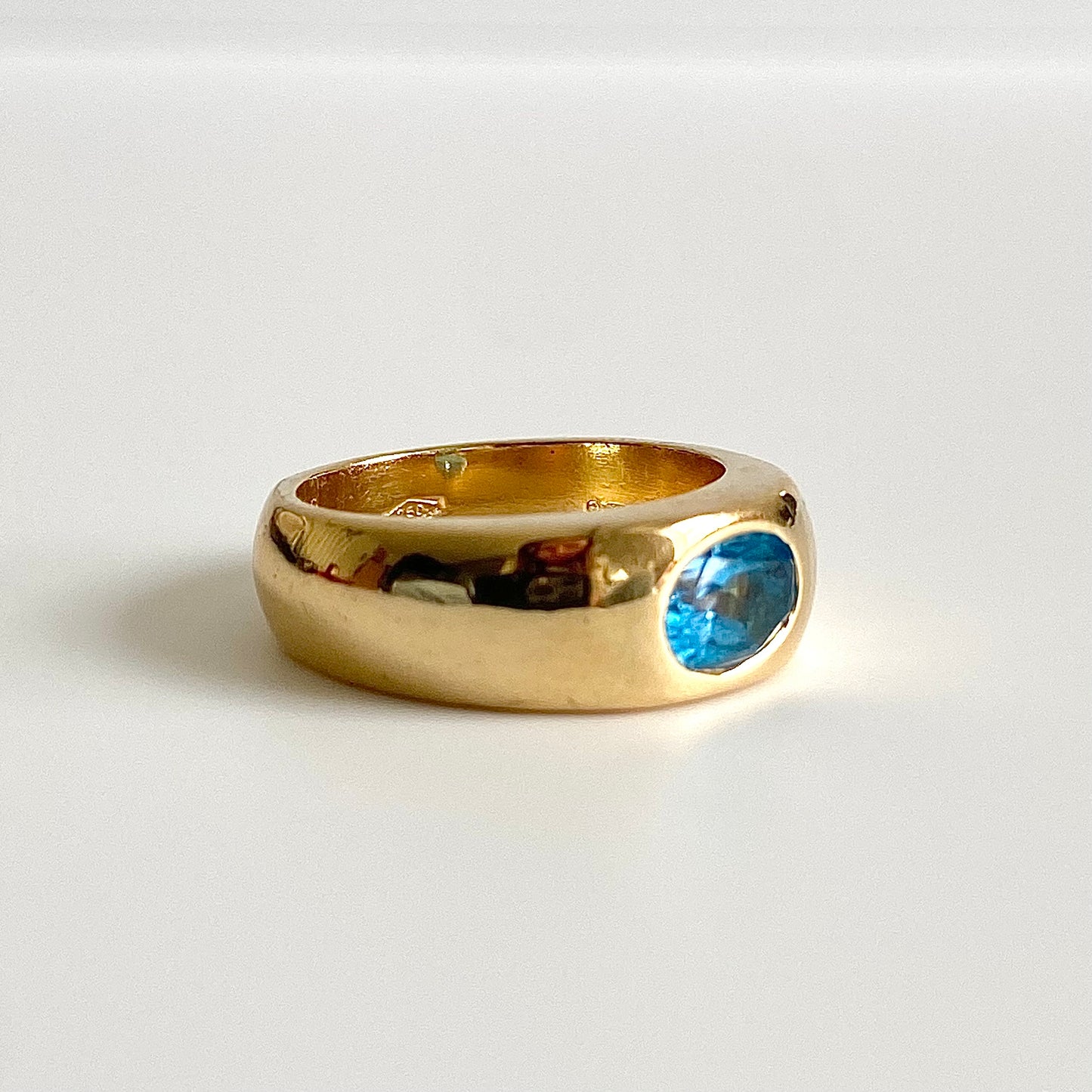 Gorgeous 18ct Gold and Bright Blue Spinel Ring  |  Size UK H