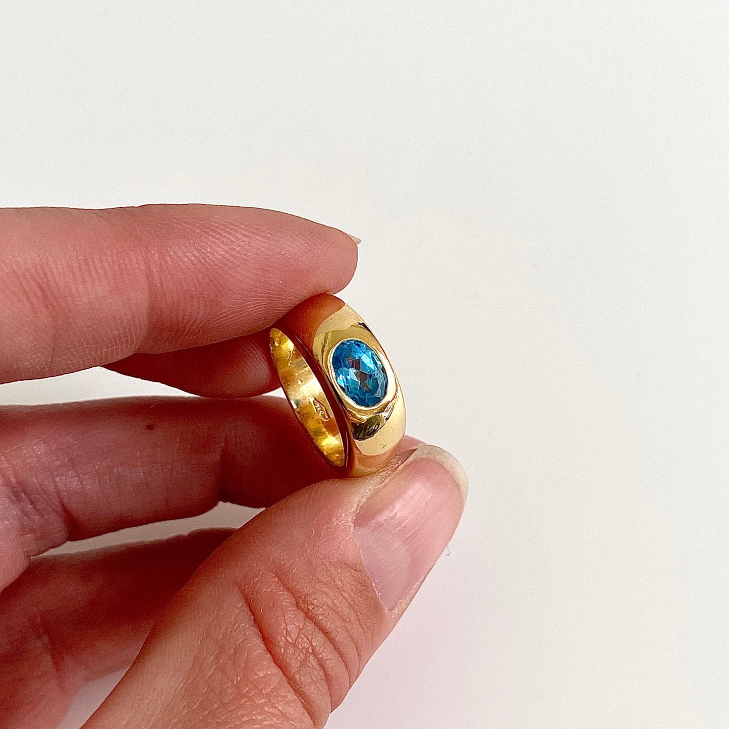 Gorgeous 18ct Gold and Bright Blue Spinel Ring  |  Size UK H