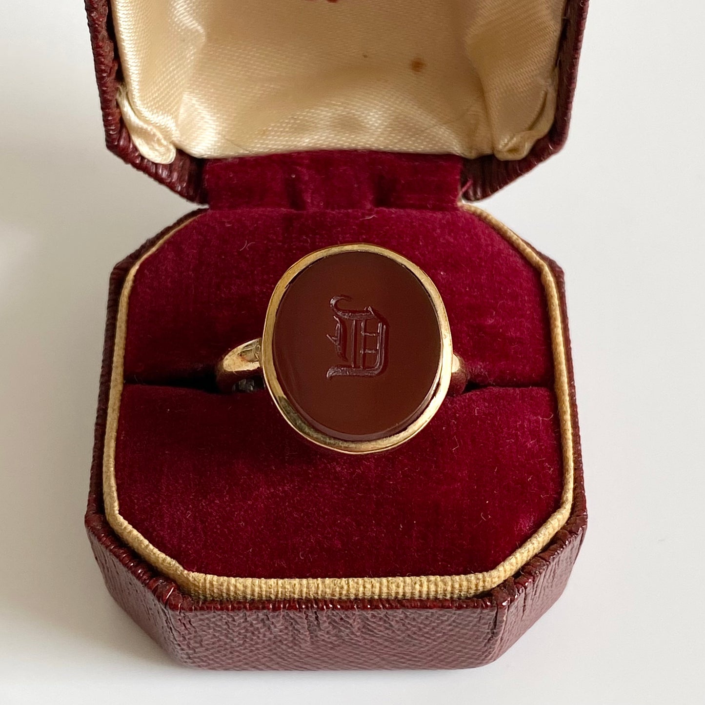 9ct Gold Intaglio 'D' Ring  |  Size UK M.5