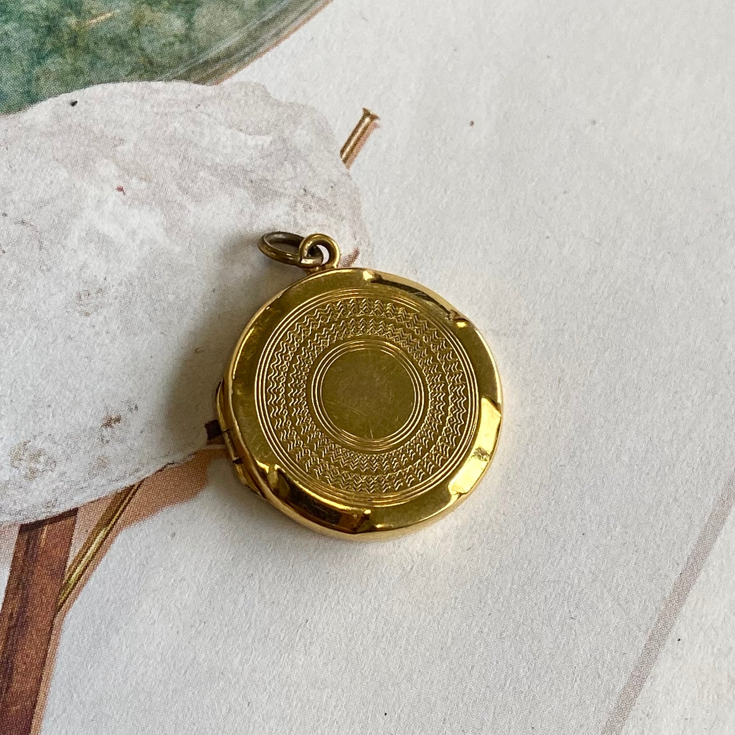 9ct Gold B&F Round Locket with Engraved Circular Pattern