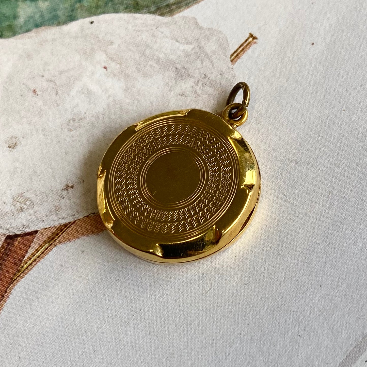 9ct Gold B&F Round Locket with Engraved Circular Pattern