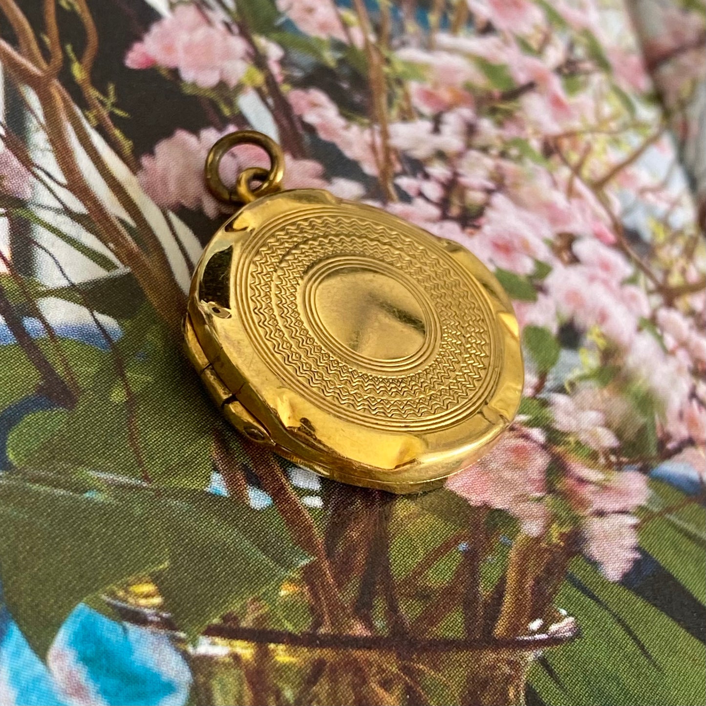 9ct Gold B&F Round Locket with Engraved Circular Pattern