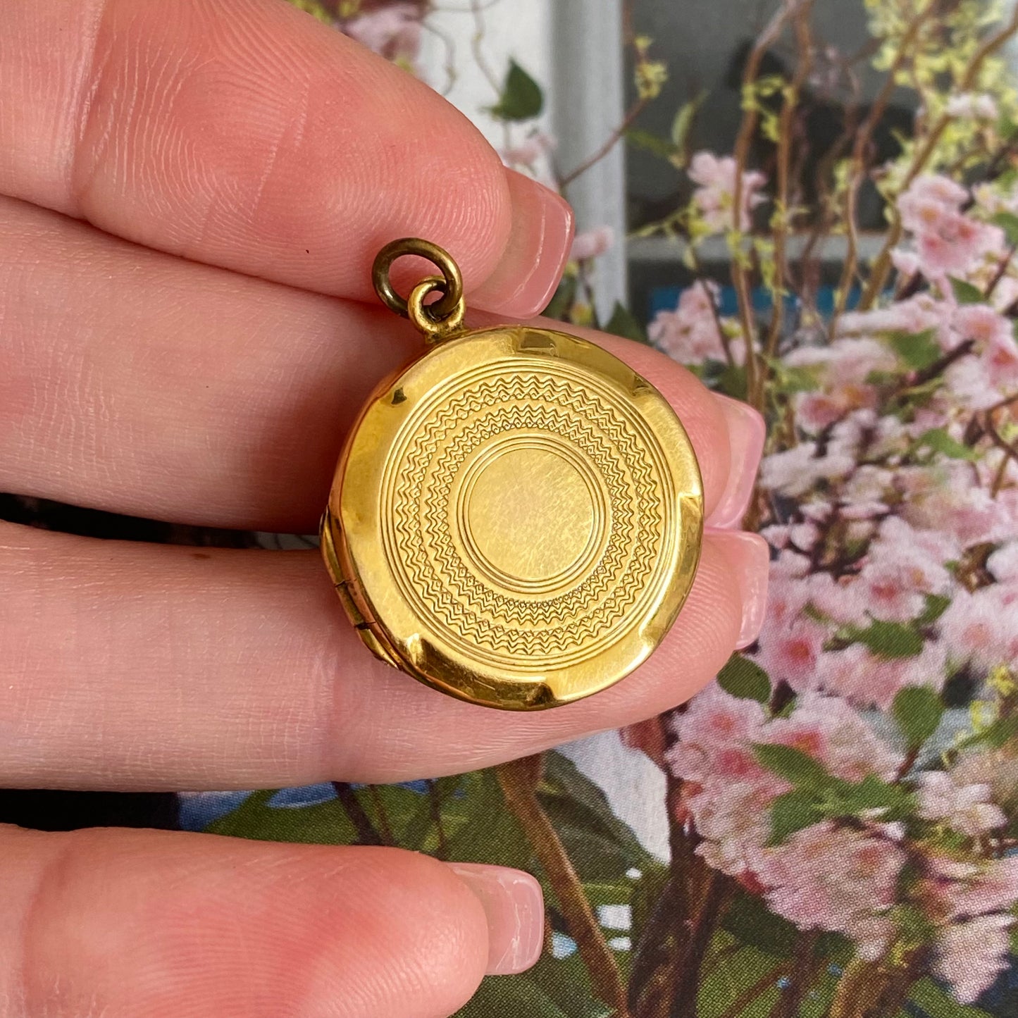 9ct Gold B&F Round Locket with Engraved Circular Pattern