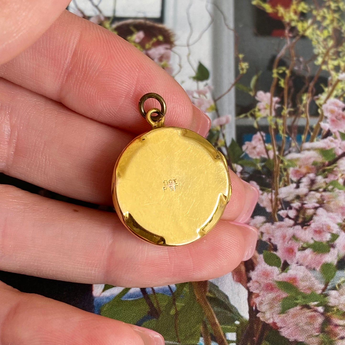 9ct Gold B&F Round Locket with Engraved Circular Pattern