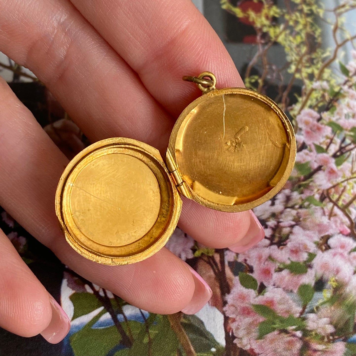 9ct Gold B&F Round Locket with Engraved Circular Pattern