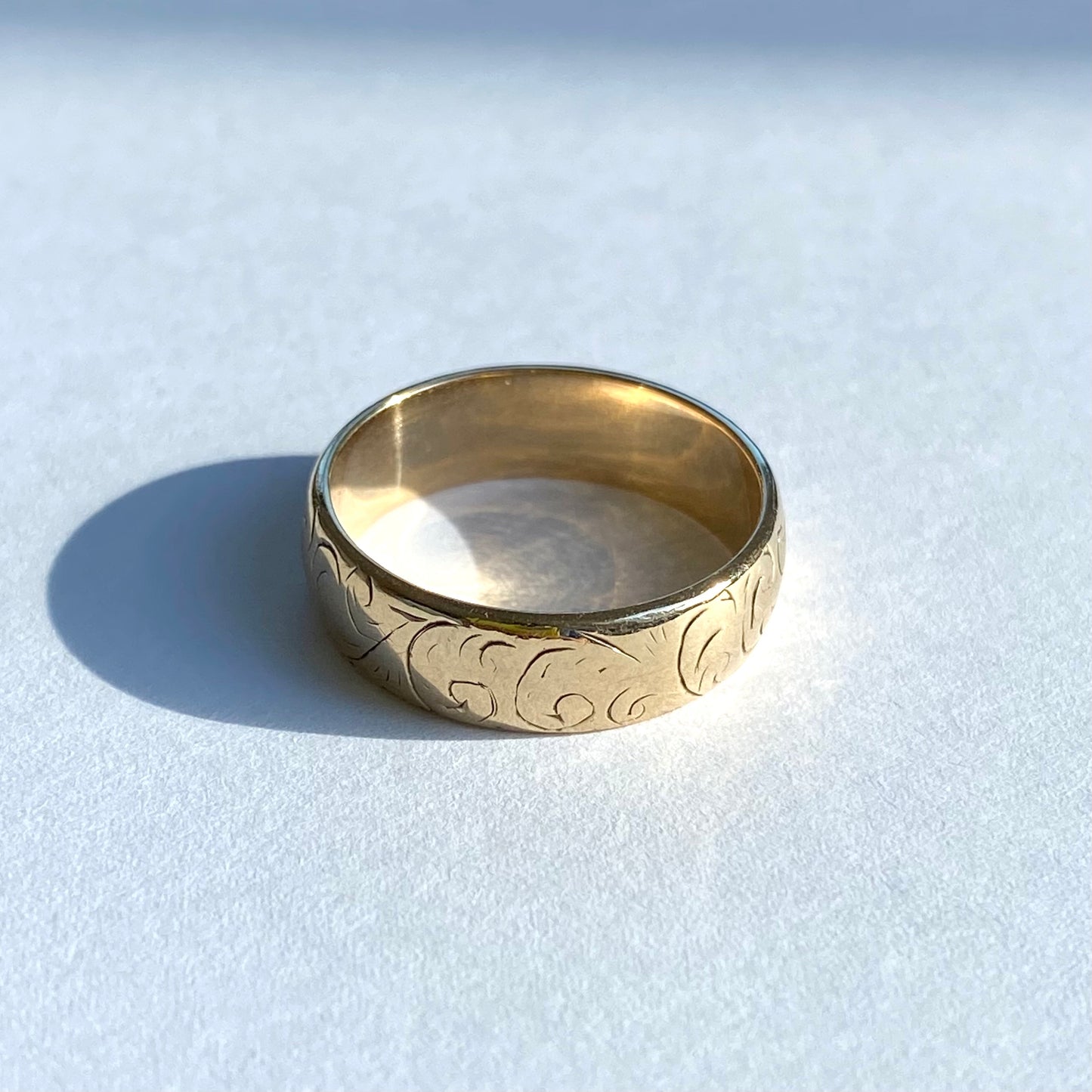 Lovely 9ct Gold Engraved Band  |  Size UK M.5