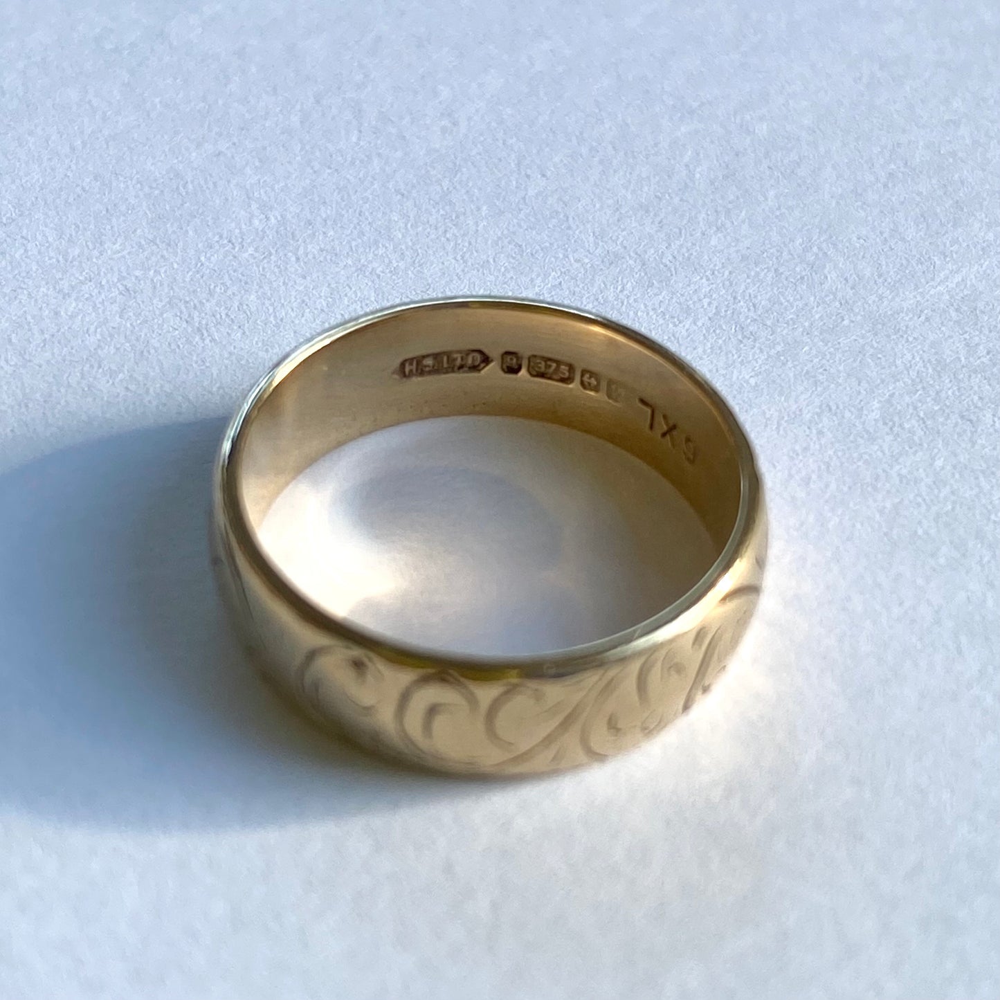 Lovely 9ct Gold Engraved Band  |  Size UK M.5