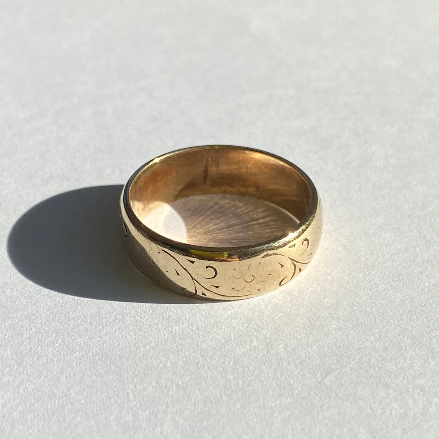 Lovely 9ct Gold Engraved Band  |  Size UK O