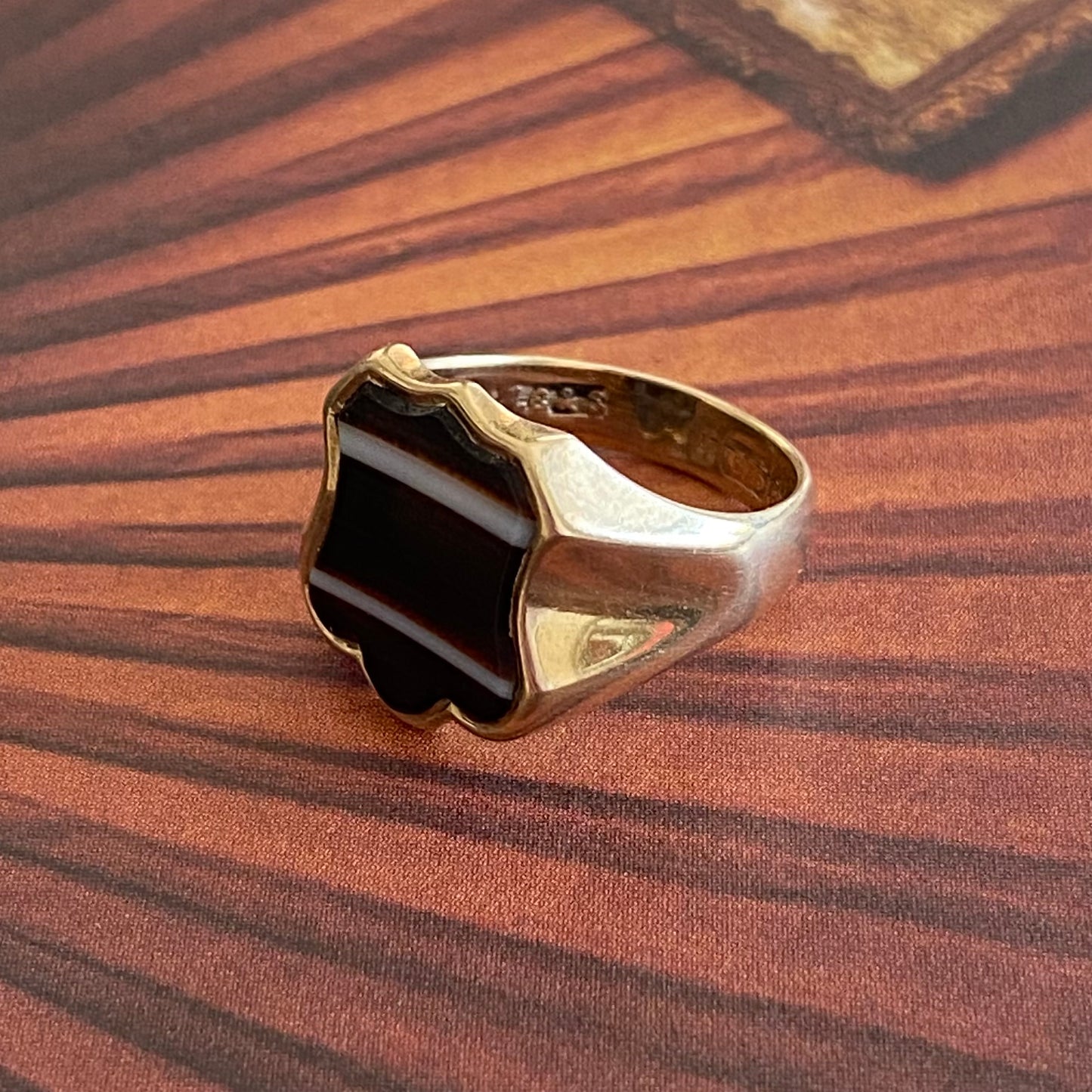 9ct Gold Banded Agate Shield Signet Ring  |  Size UK H