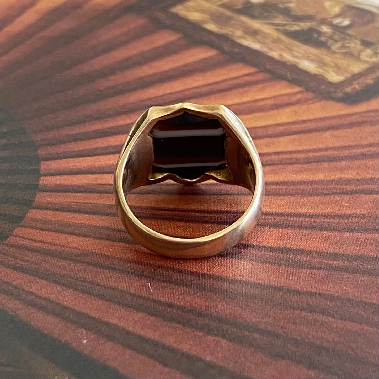 9ct Gold Banded Agate Shield Signet Ring  |  Size UK H