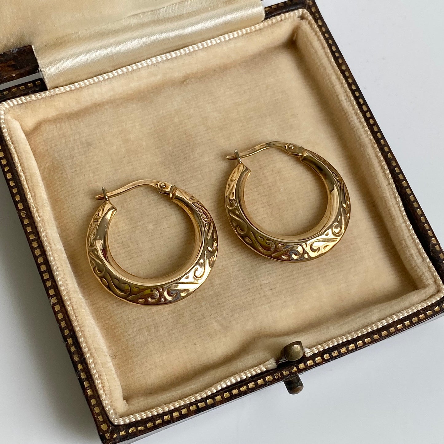 Pre-loved 9ct Gold 'UNOAERRE' Patterned Round Hoop Earrings  |  18mm