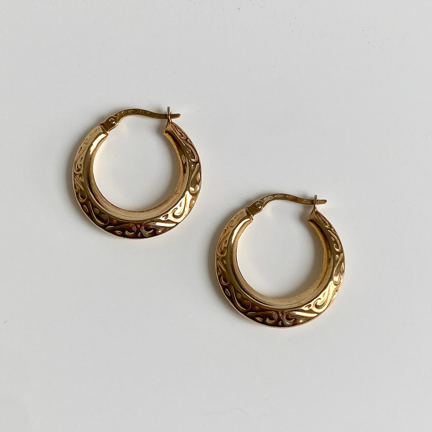 Pre-loved 9ct Gold 'UNOAERRE' Patterned Round Hoop Earrings  |  18mm