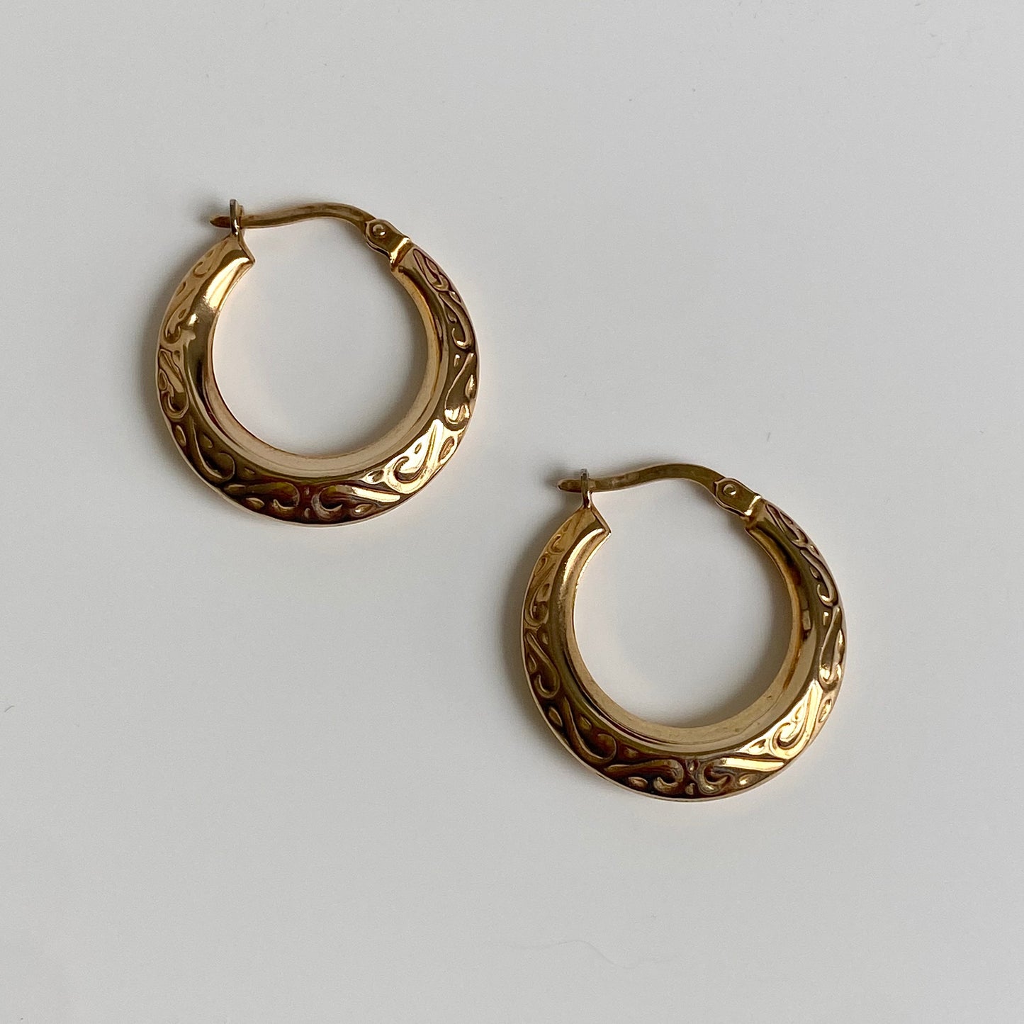 Pre-loved 9ct Gold 'UNOAERRE' Patterned Round Hoop Earrings  |  18mm