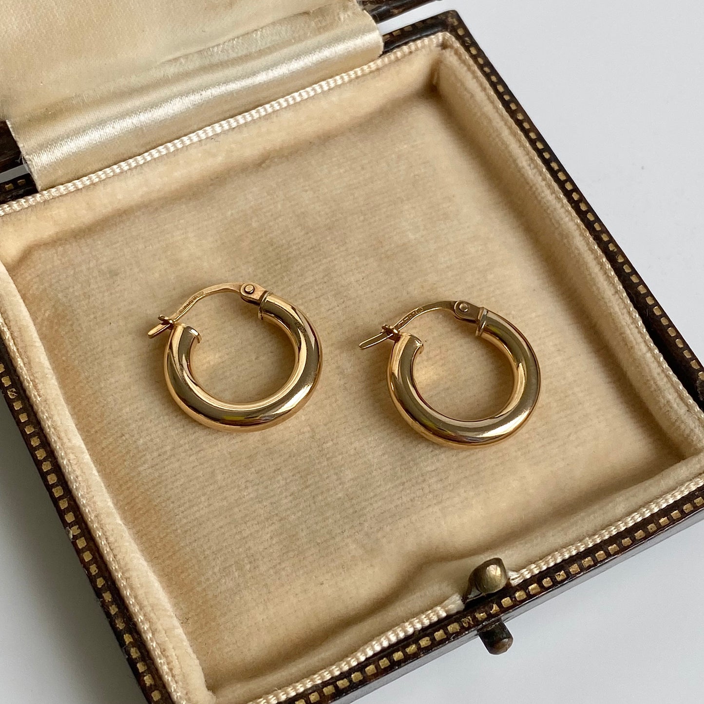 Pre-Loved 9ct Gold Small Chubby 'Unoaerre' Hoop Earrings  |  17mm