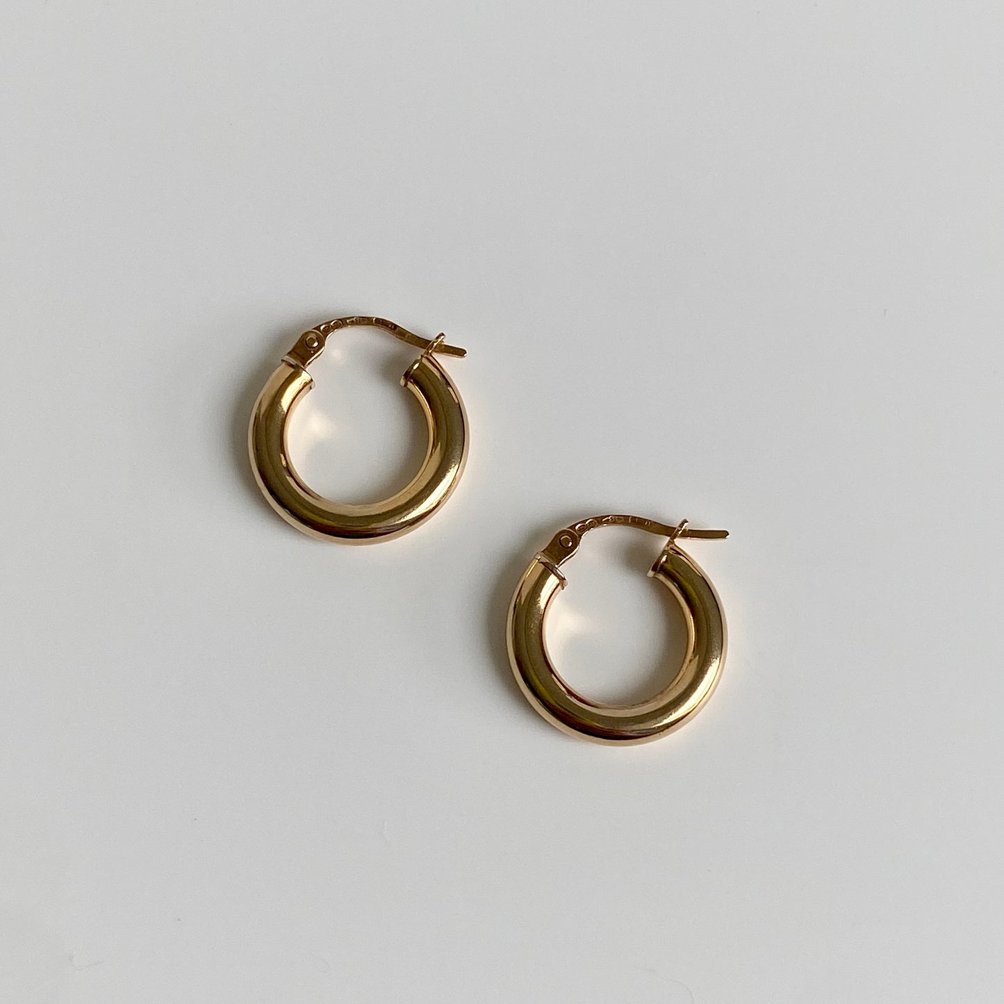 Pre-Loved 9ct Gold Small Chubby 'Unoaerre' Hoop Earrings  |  17mm