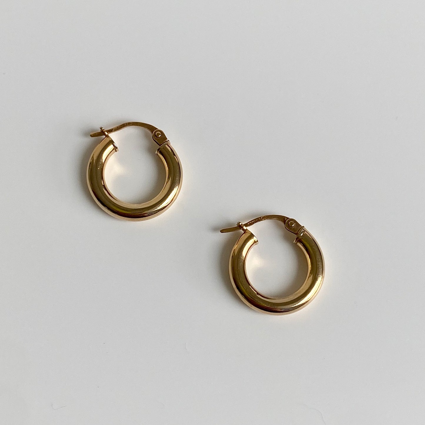 Pre-Loved 9ct Gold Small Chubby 'Unoaerre' Hoop Earrings  |  17mm