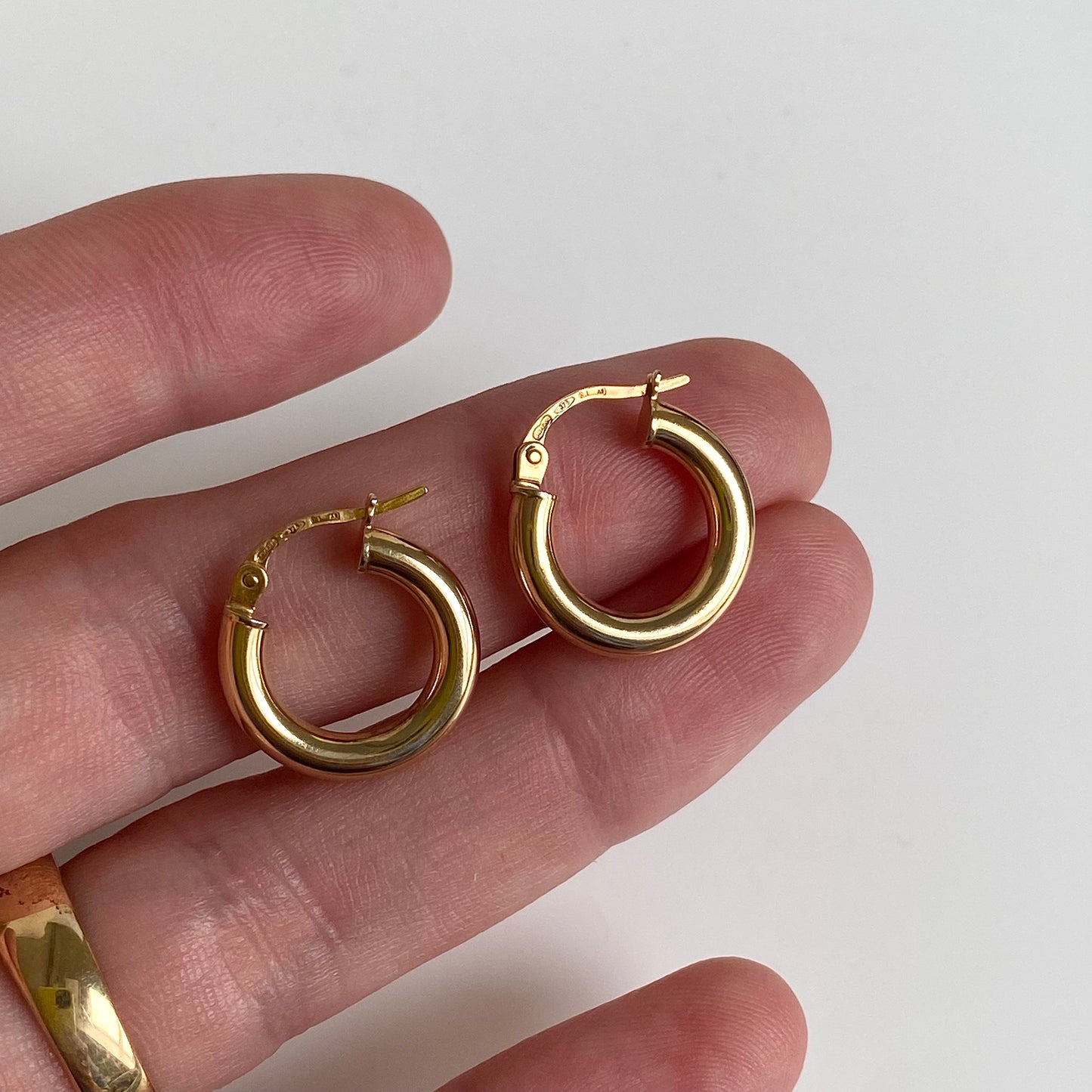 Pre-Loved 9ct Gold Small Chubby 'Unoaerre' Hoop Earrings  |  17mm