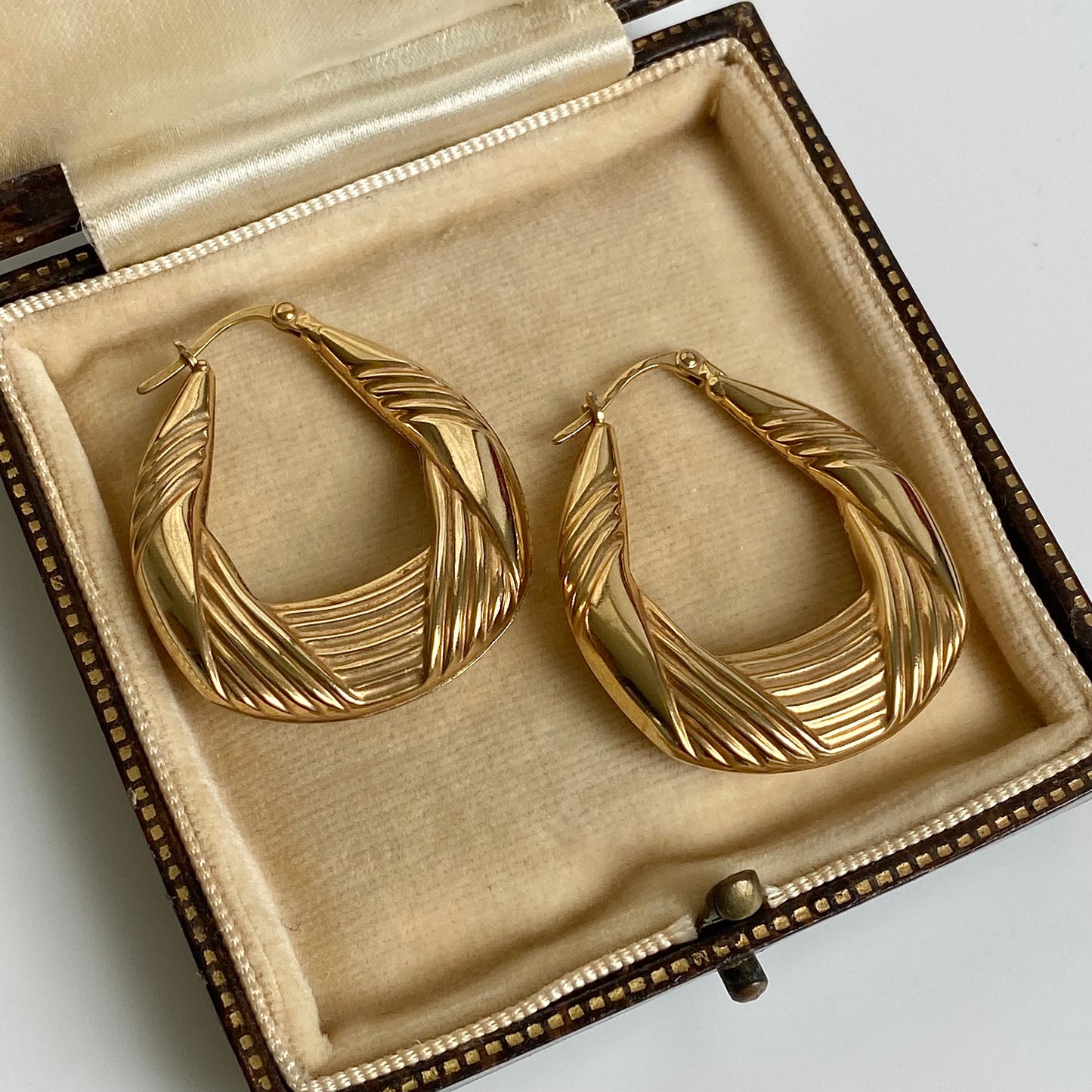 Large Pre-loved 9ct Gold 'UNOAERRE' Ribboned U-shaped Hoops  |  33mm