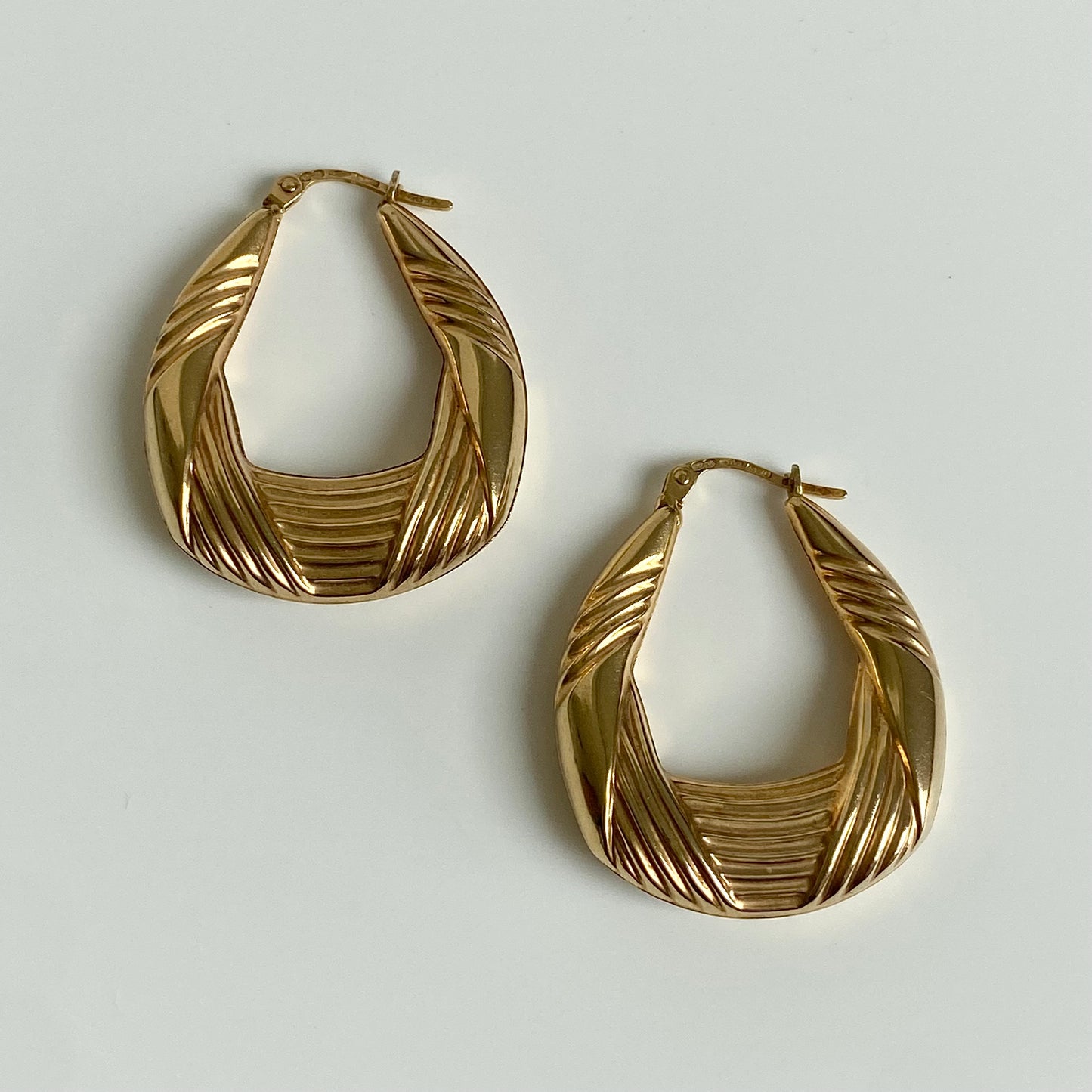 Large Pre-loved 9ct Gold 'UNOAERRE' Ribboned U-shaped Hoops  |  33mm