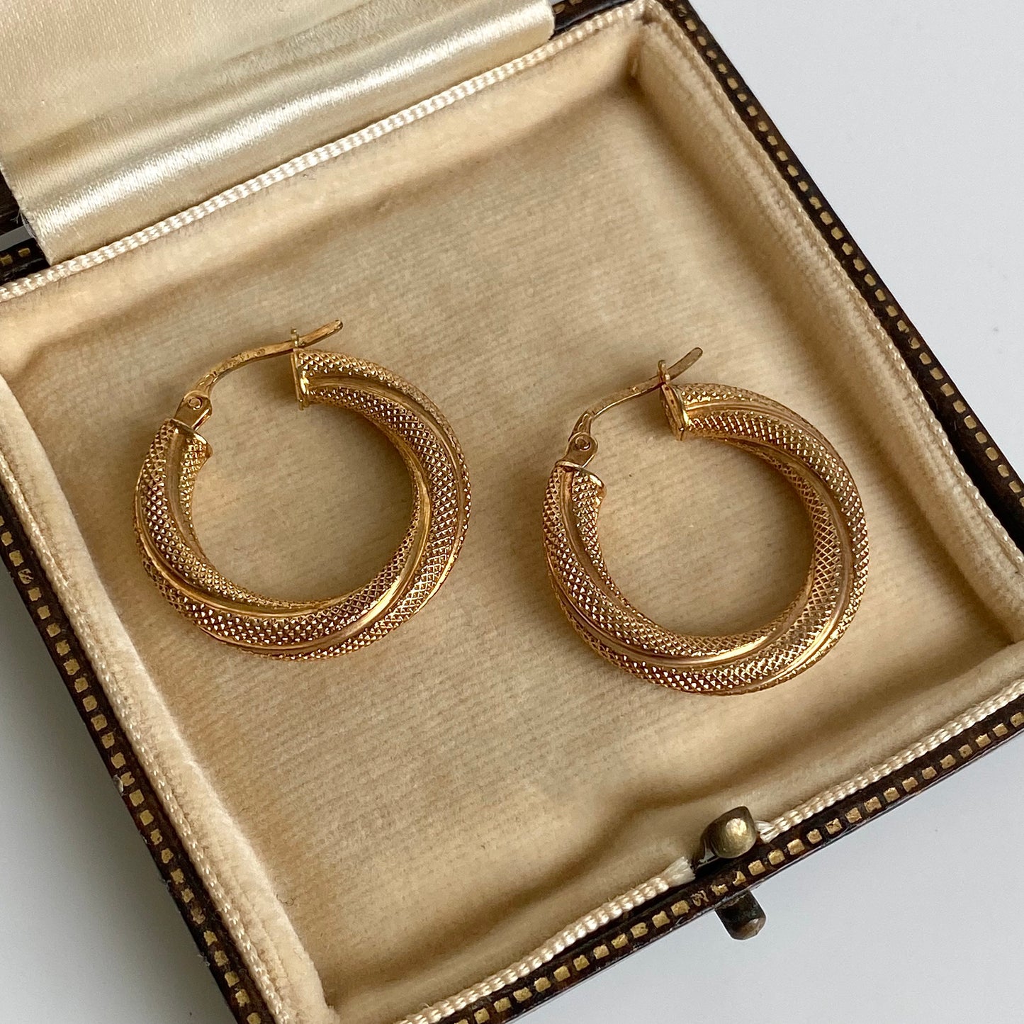 Pre-loved 9ct Gold 'UNOAERRE' Textured Twist Hoop Earrings  |  24mm