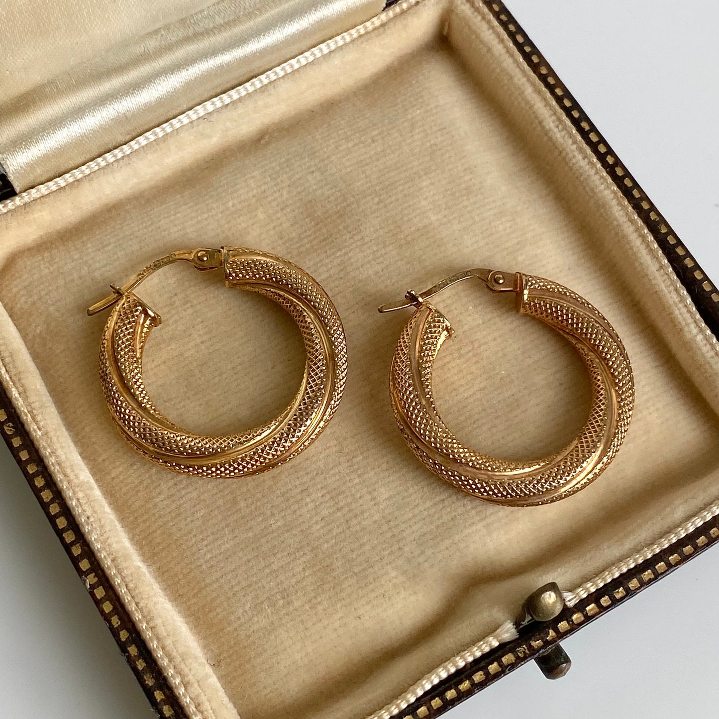 Pre-loved 9ct Gold 'UNOAERRE' Textured Twist Hoop Earrings  |  24mm