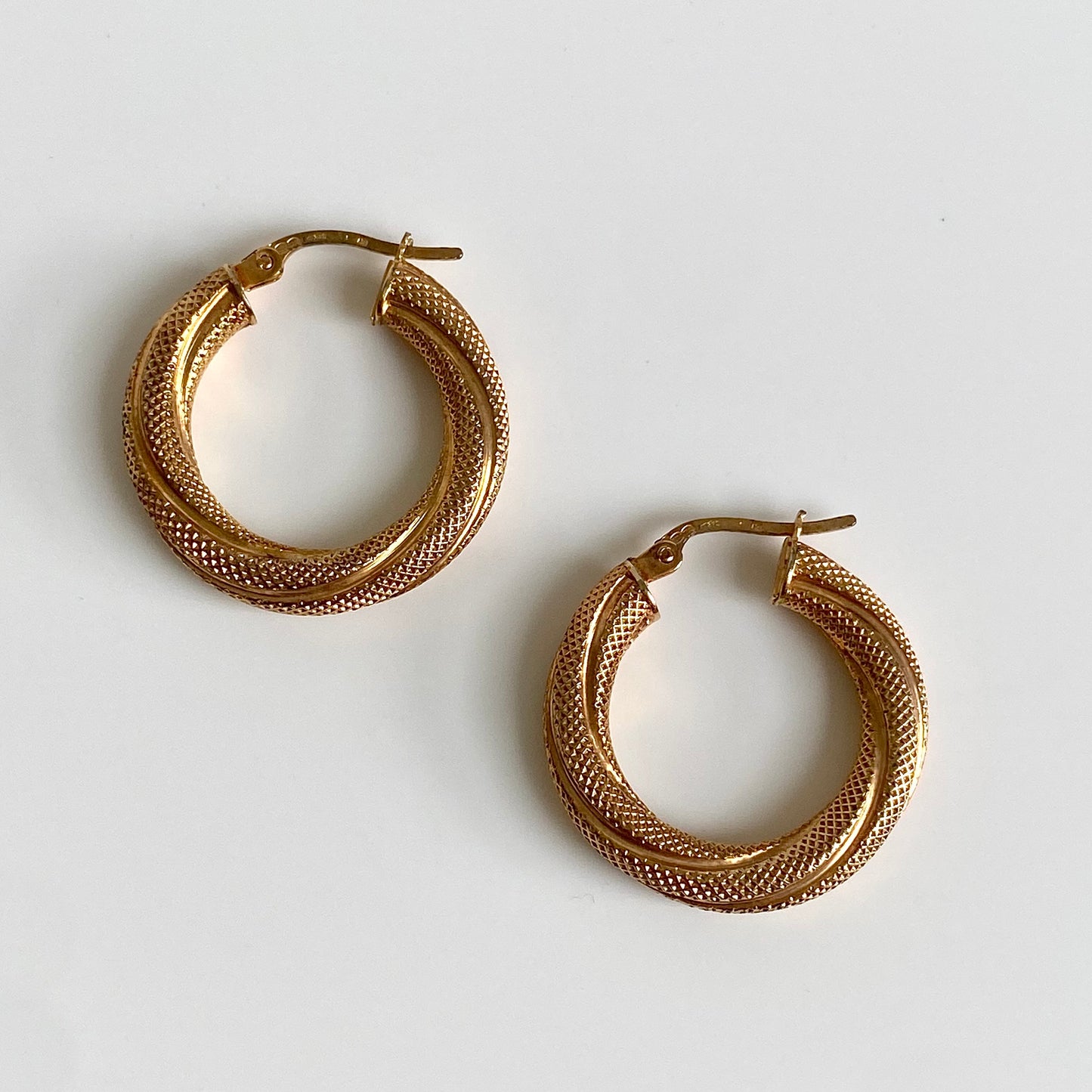 Pre-loved 9ct Gold 'UNOAERRE' Textured Twist Hoop Earrings  |  24mm