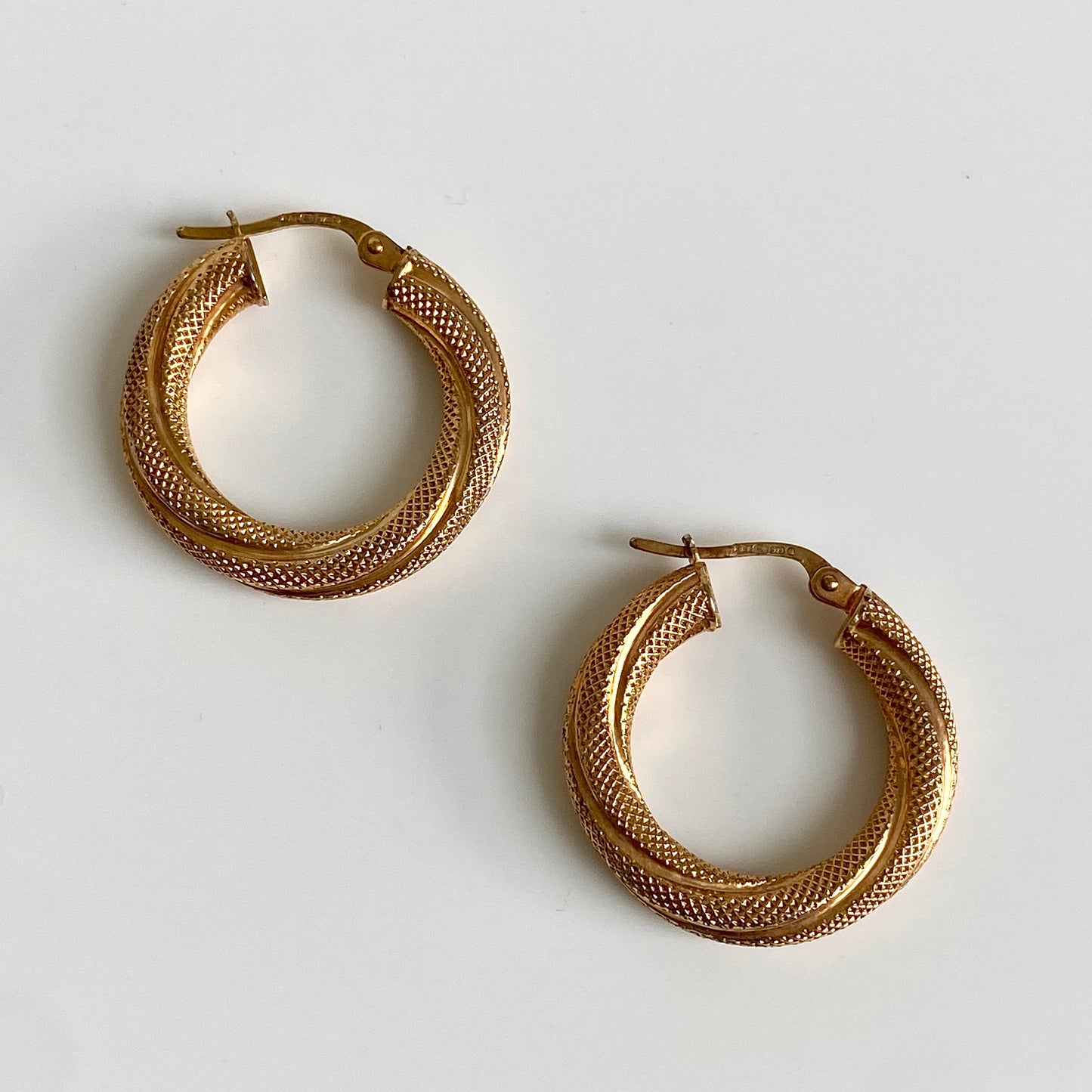 Pre-loved 9ct Gold 'UNOAERRE' Textured Twist Hoop Earrings  |  24mm