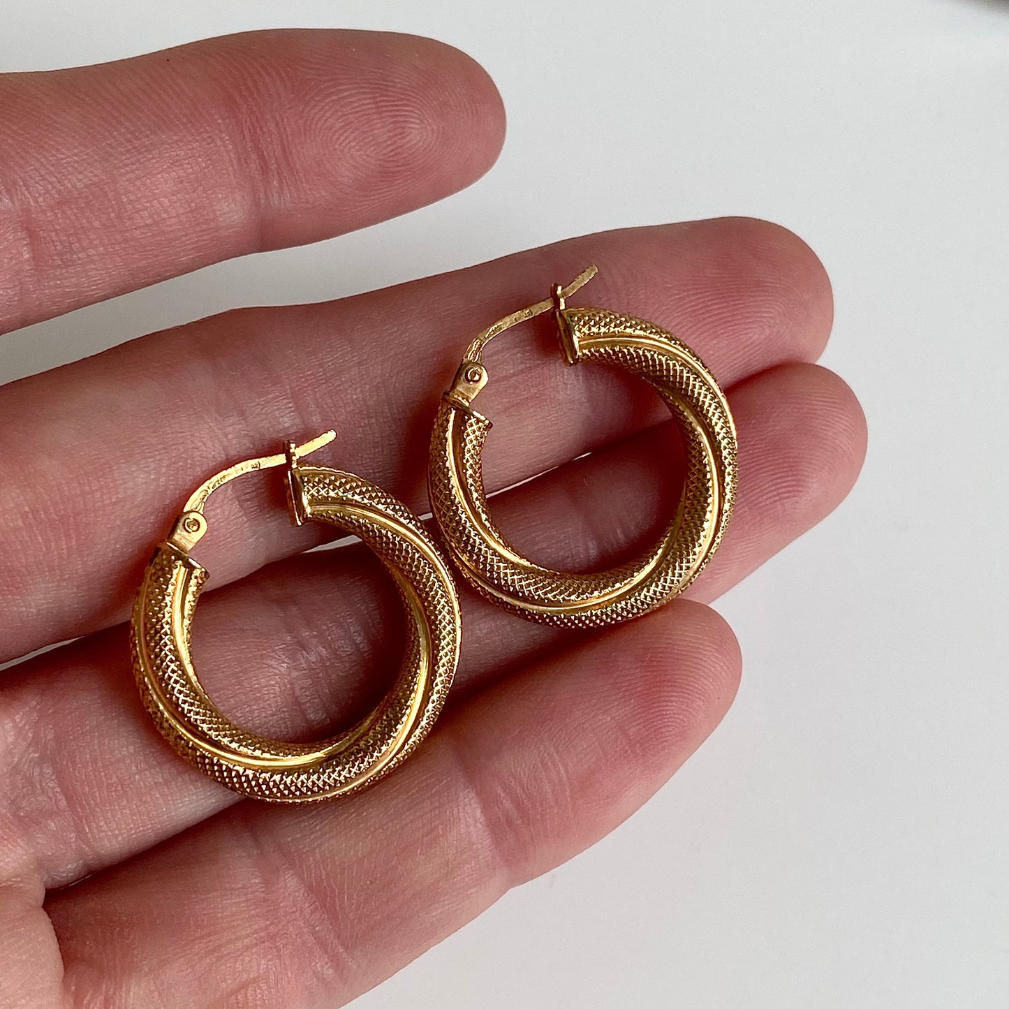 Pre-loved 9ct Gold 'UNOAERRE' Textured Twist Hoop Earrings  |  24mm