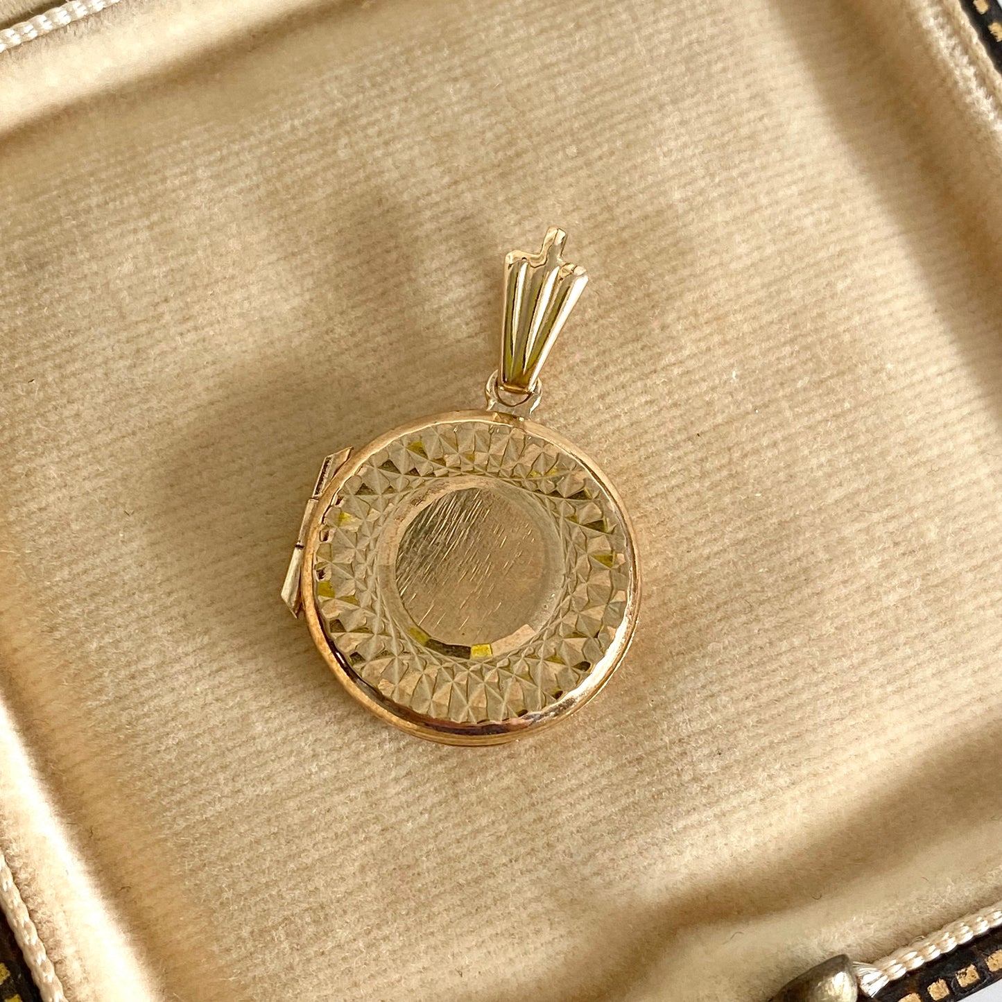 Lovely Pre-loved 9ct Gold Circular Locket