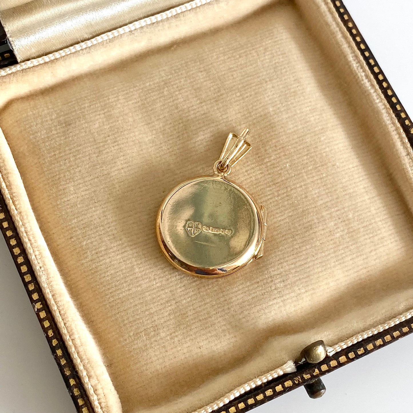 Lovely Pre-loved 9ct Gold Circular Locket