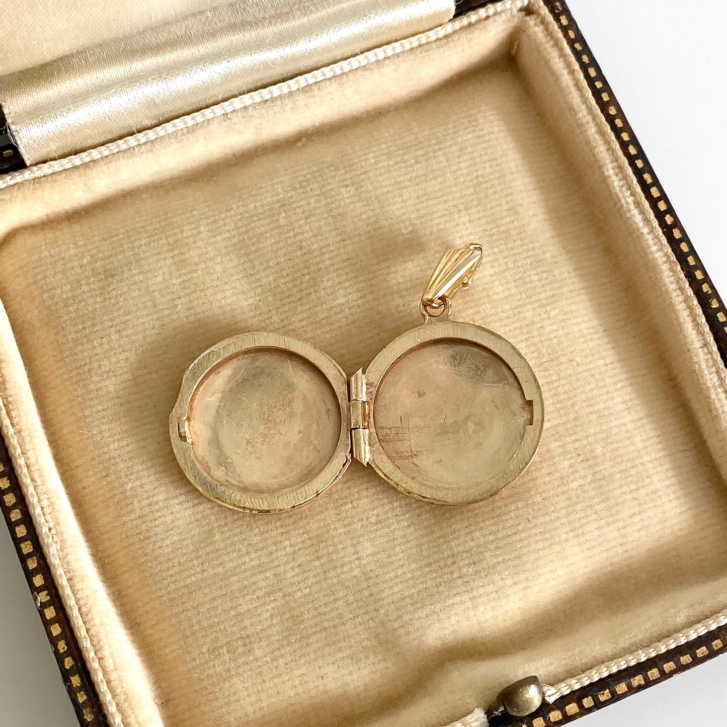 Lovely Pre-loved 9ct Gold Circular Locket