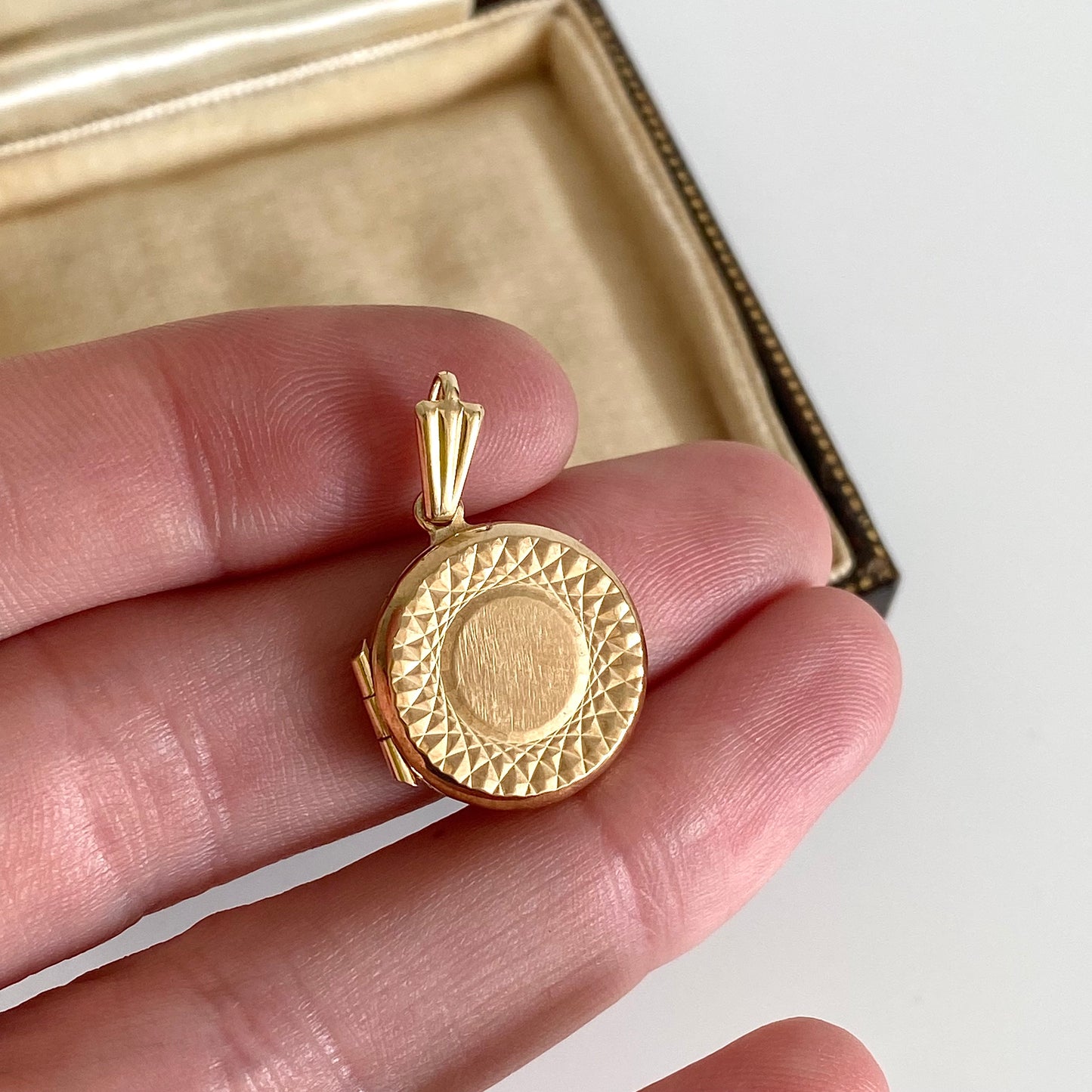 Lovely Pre-loved 9ct Gold Circular Locket