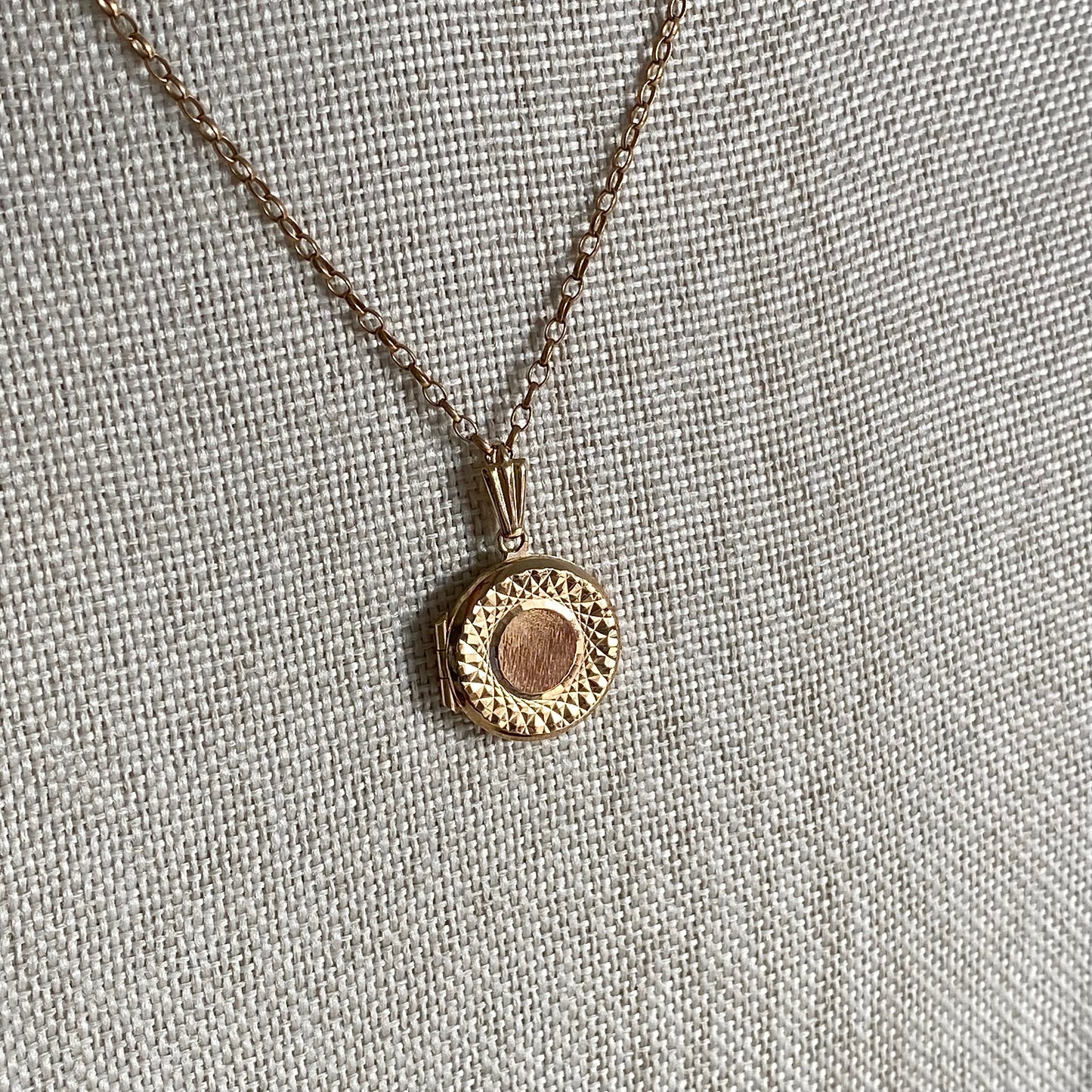 Lovely Pre-loved 9ct Gold Circular Locket