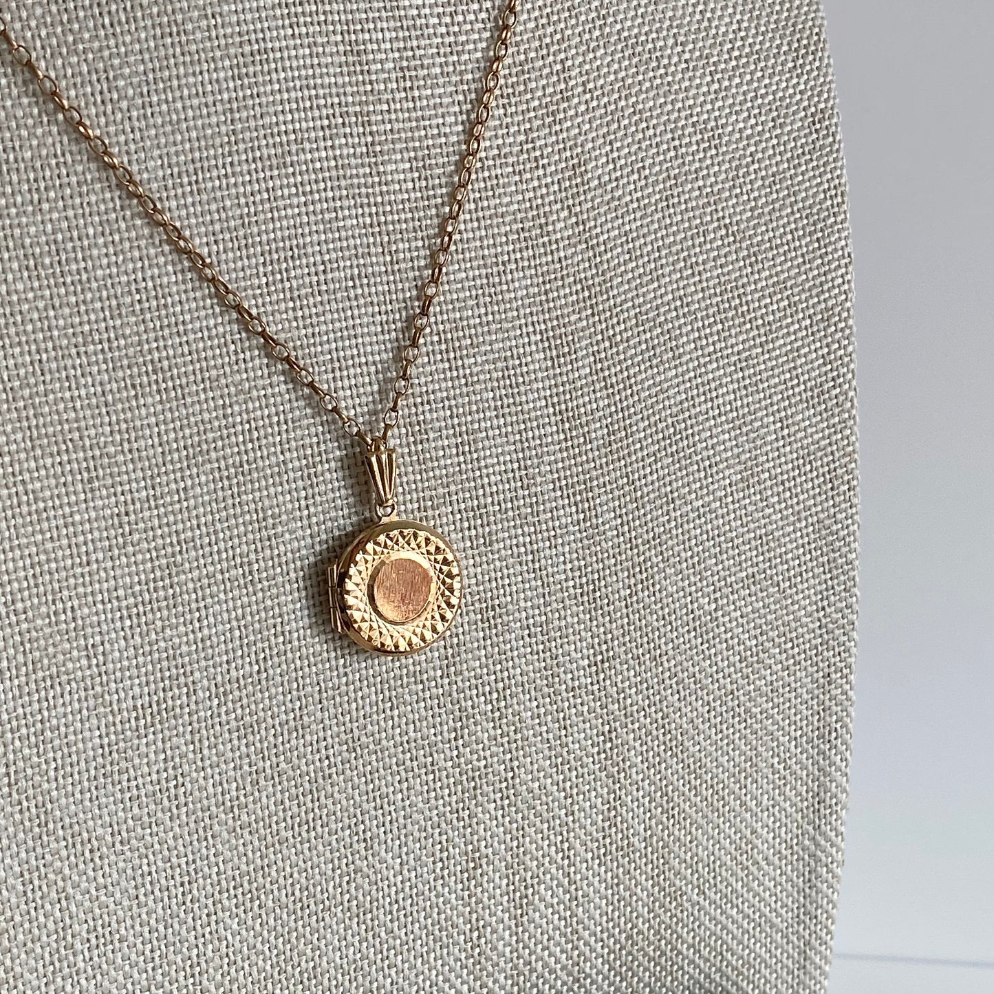 Lovely Pre-loved 9ct Gold Circular Locket