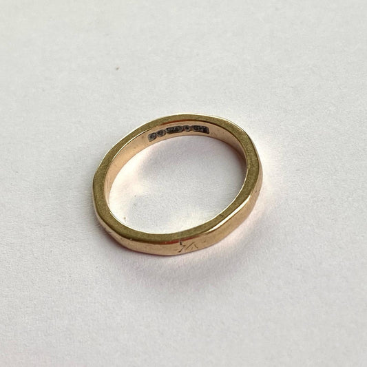 Sweet Little Vintage 9ct Gold Faceted Band - Size UK K